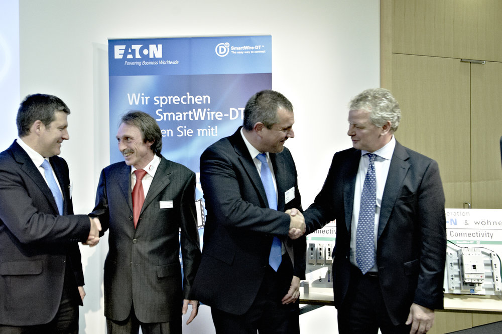 Neue Eaton SmartWire-DT Kooperationspartner: Hilscher und Wöhner unterzeichneten Kooperationsvertrag auf der SPS/IPC/DRIVES 2011.